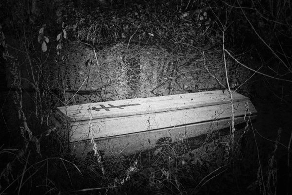 полузатонувший гроб в лесной канаве - dar he drone 