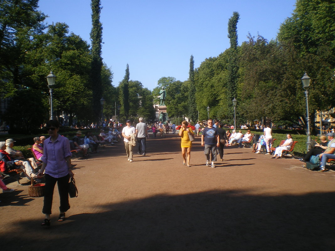 Воскресный день.Парк у Базарной площади.Хельсинки. 2012г. - Мила 