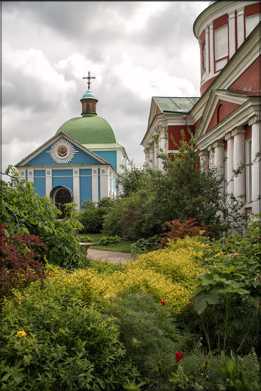 В саду монастыря - Максим Шилин