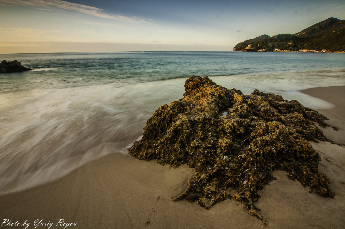 The sun rises at Portinho da Arrábida - Yuriy Rogov