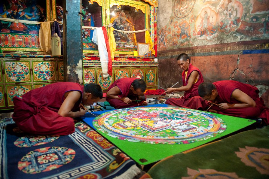 Монахи в Тибетском монастыре за изготовлением мандалы - Lena Pavlova