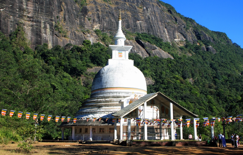 Буддийский храм на склоне священной горы - Дмитрий Назаренко