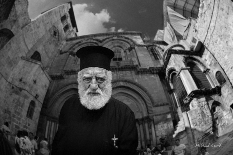 Иерусалим.Жанровый портрет христианского священника на фоне Храма Гроба Господня - Михаил Левит