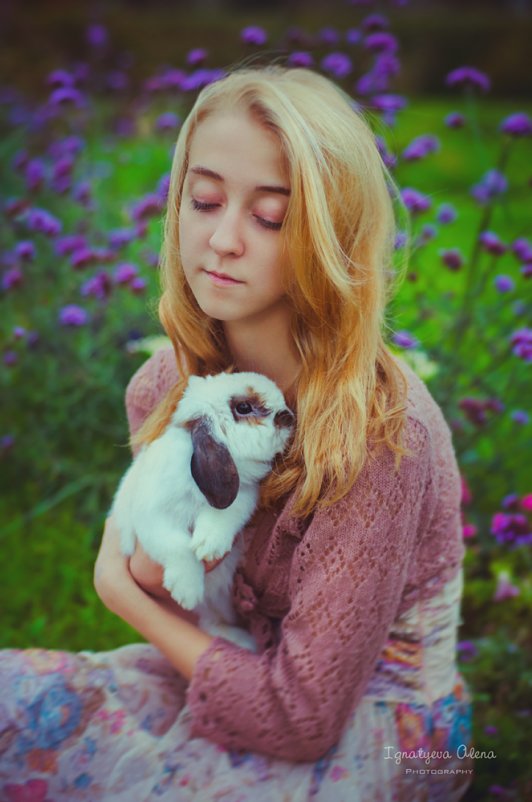 Девочка и кролик - Марта Май