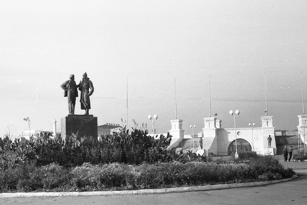 Хабаровск 1950-ые. "Ленин и солдат" - Олег Афанасьевич Сергеев