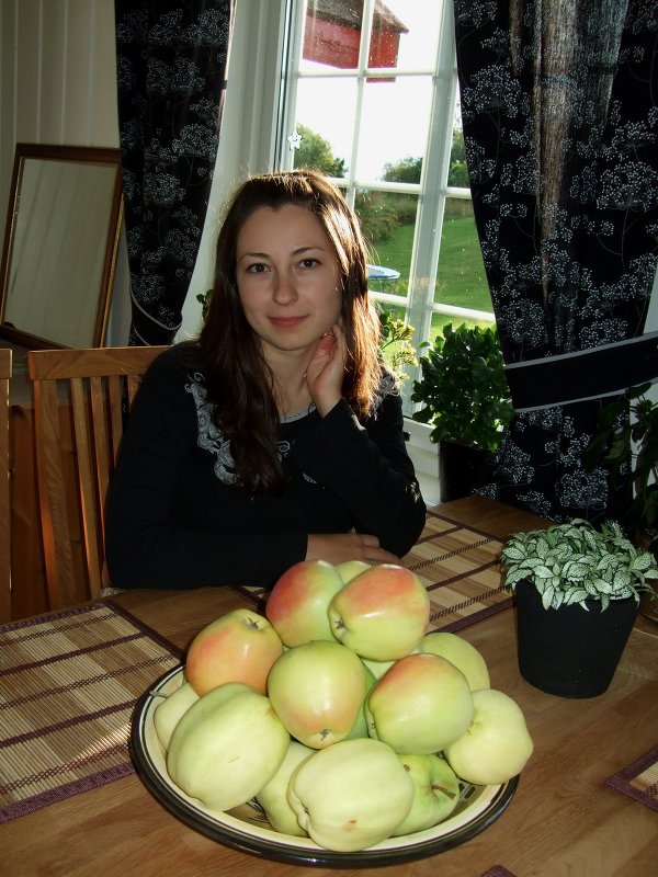 Яблоки и Наташа - Елена Байдакова