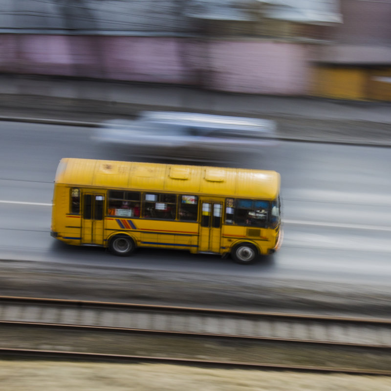 Стремительный желтый автобус - Георгий Пичугин