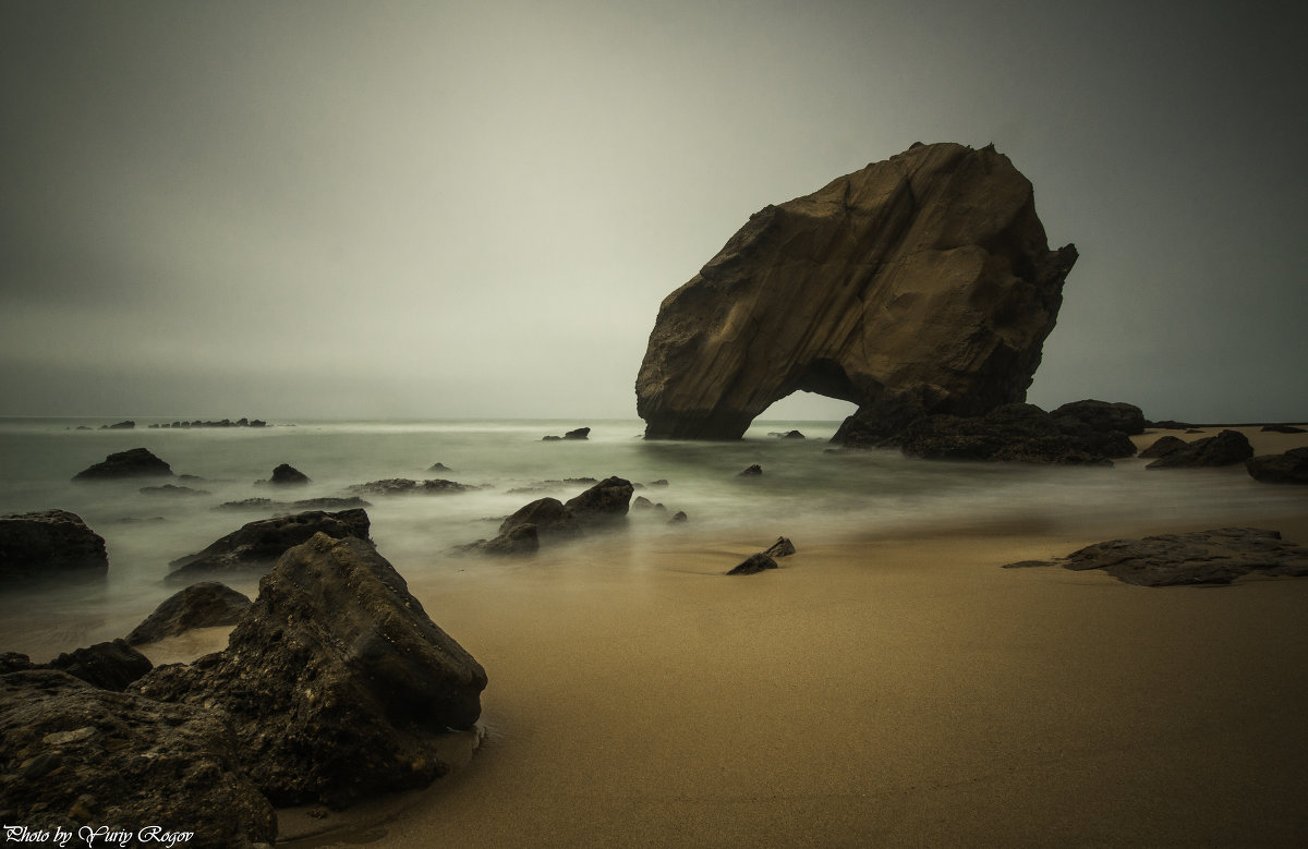 Santa Cruz beach. Portugal - Yuriy Rogov