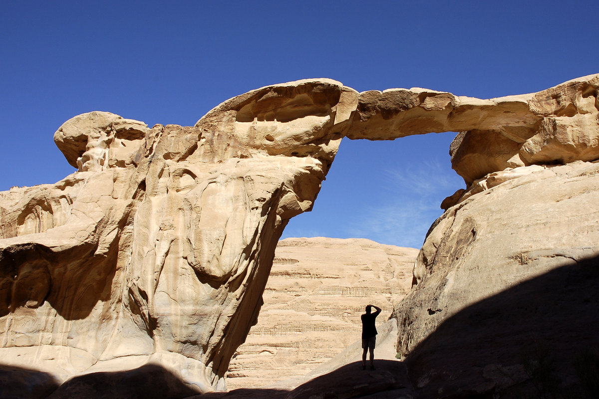 Скальная арка в пустыне Вади Рам, Иордания. - Леонид Спектор