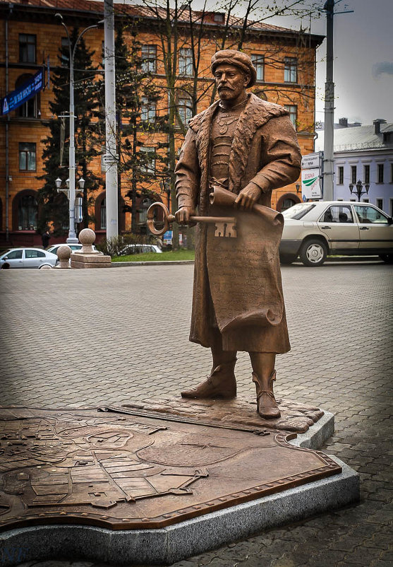 Скульптура войта (главы магистрата) на площади Свободы. Минск. - Nonna 