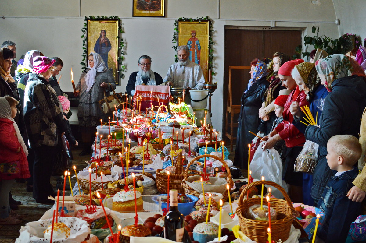 Священник освящает куличи