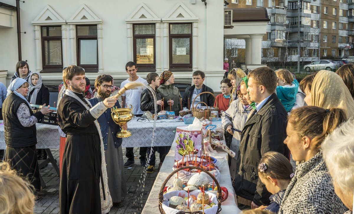 Батюшка освящает куличи, пасху и яйца.Xрам Всемилостивого Спаса в Митино.. - Виктор Тараканов