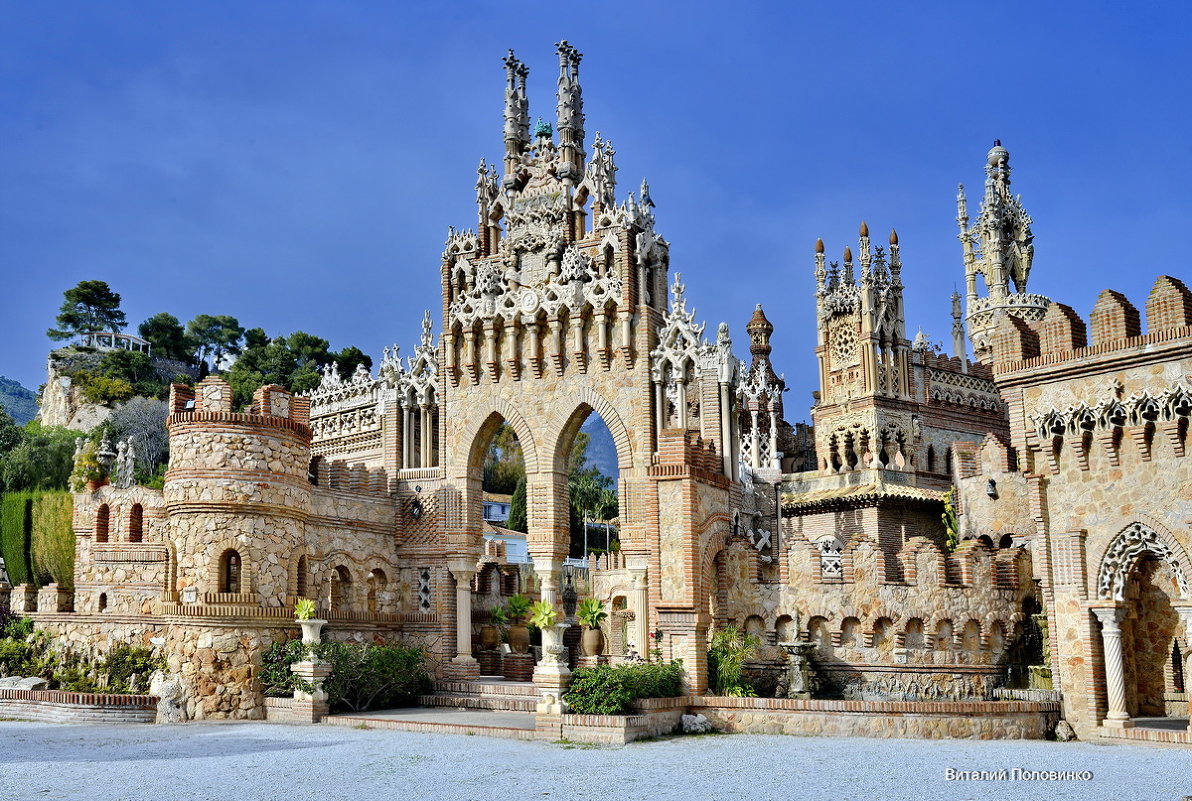 Монументальный замок Коломарес. Андалусия, Испания. - Виталий Половинко