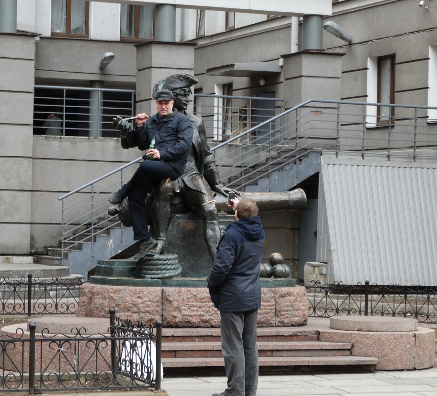 ..Эх, Ваня.Ваня, мы с тобой в Париже.... - Владимир Гилясев