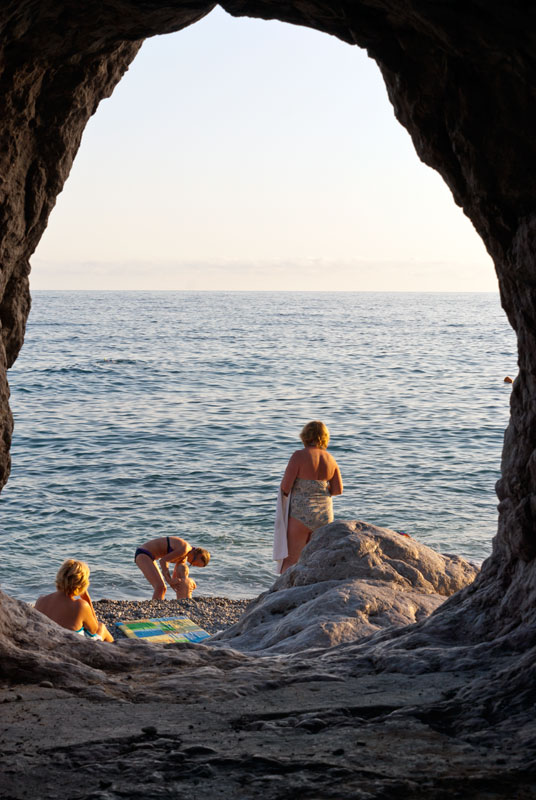 Вид на пляж сквозь скалу. Крым. Большая Ялта - Сергей Sahoganin