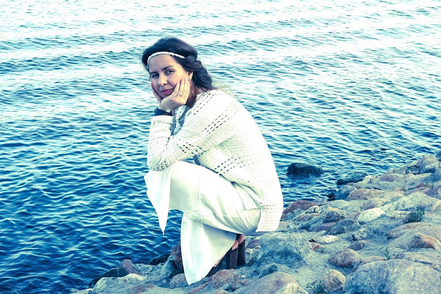 Красивая девушка в белом сидит на берегу реки - Ирина Лунева