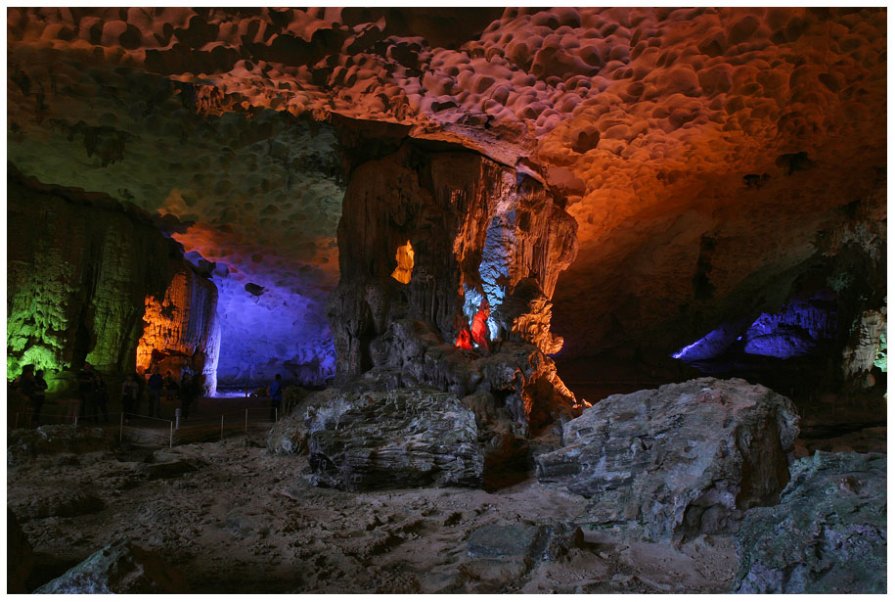 Одна из карстовых пещер залива Халонг - Олег Лаврик