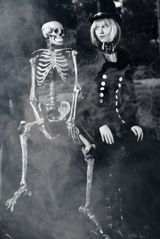 Tea Party with a skeleton - Александр Мирошниченко