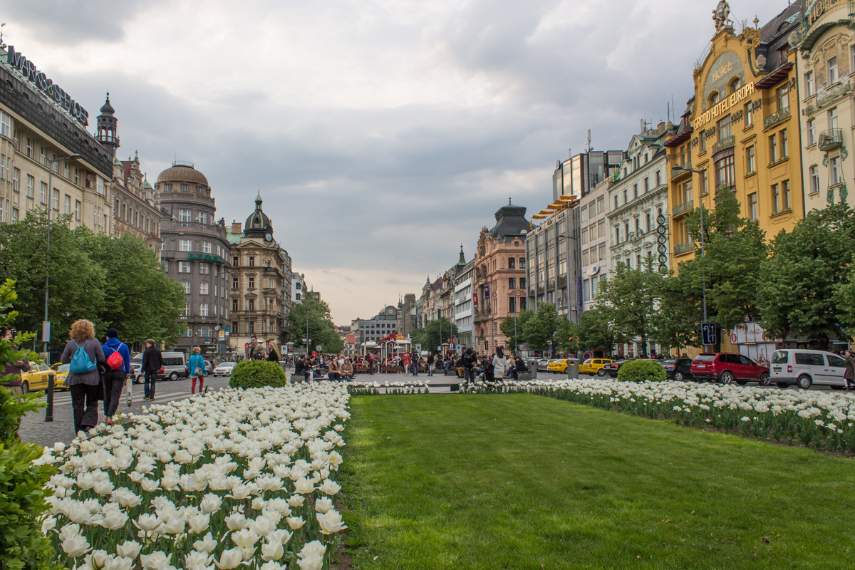 Вацлавская площадь в Праге скорее напоминает широкий бульвар. - Надежда 