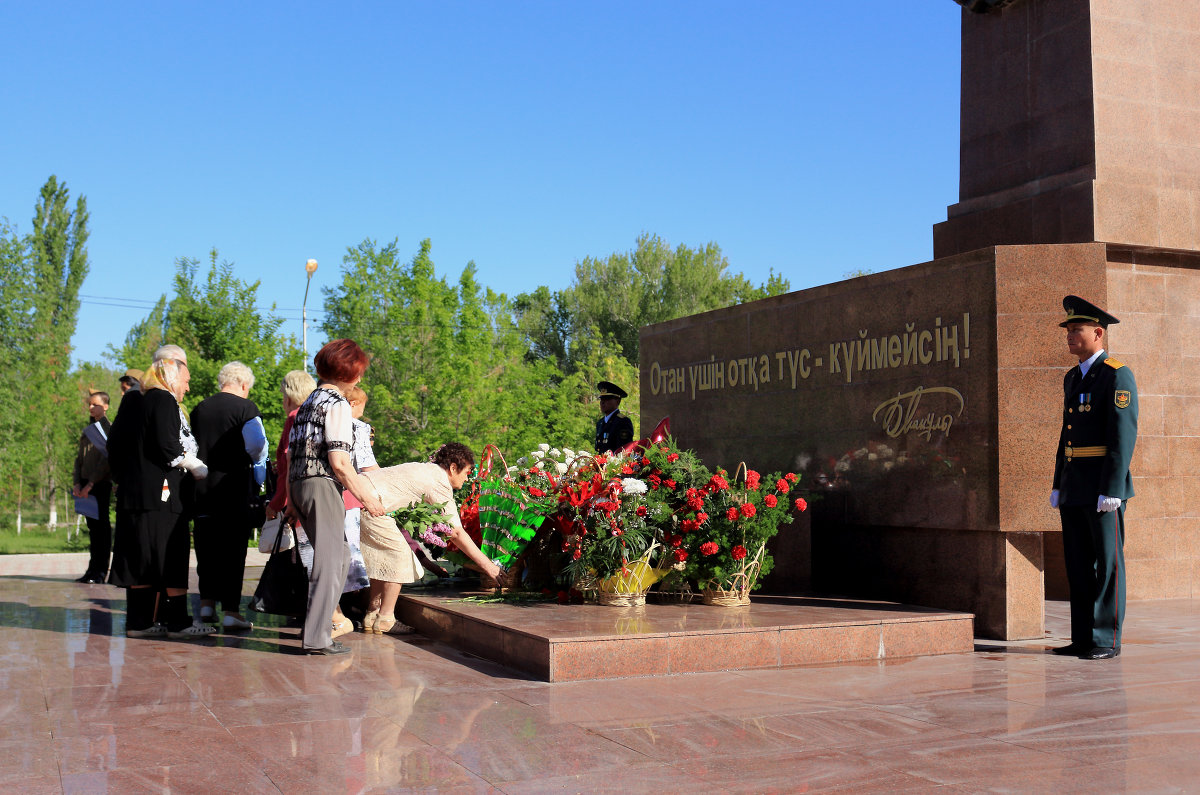 Возложение цветов в честь Дня Победы, в парке "Б.Момышулы"! - Svetlana Bikasheva