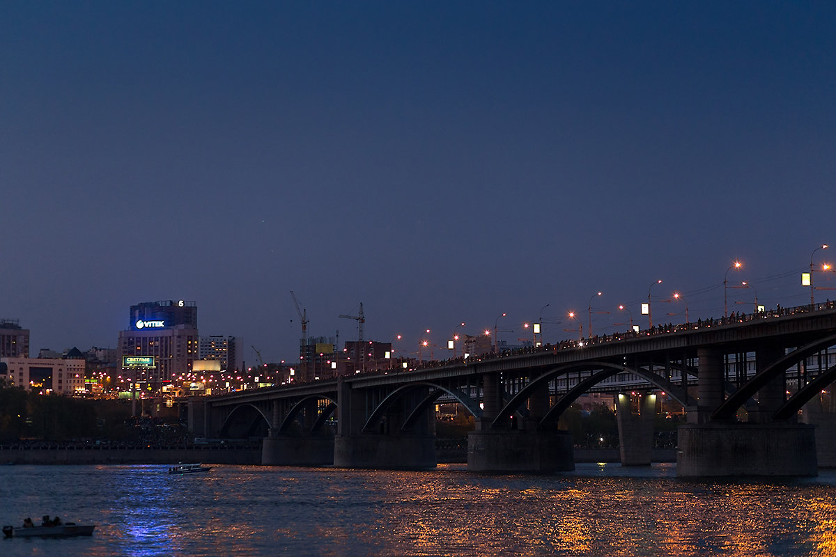 Огни большого города (и народ на мосту) - Мария Арбузова