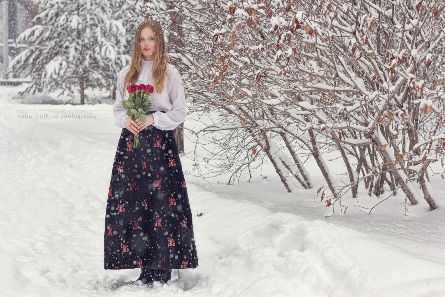 Девушка с букетом в снежный день - Юлия Люлькина