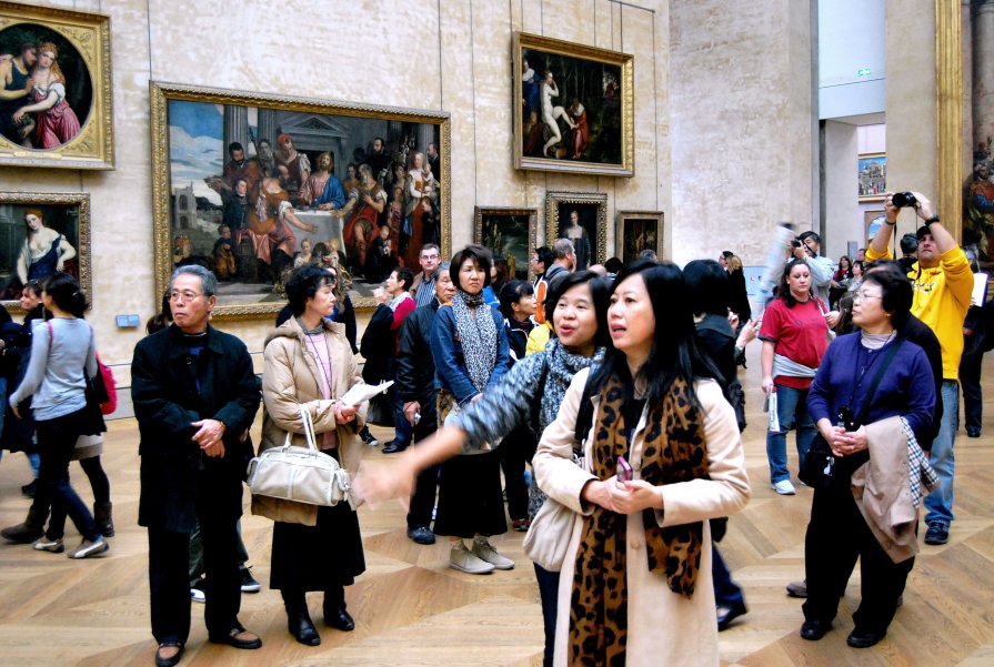 Японские туристы смотрят на Мона Лизу - Андрей Дмитренко