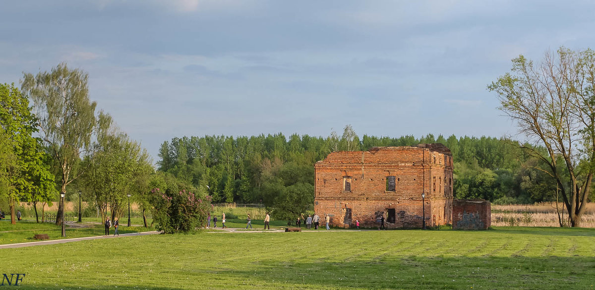 В Лошицком парке. Минск.Старинное здание. - Nonna 