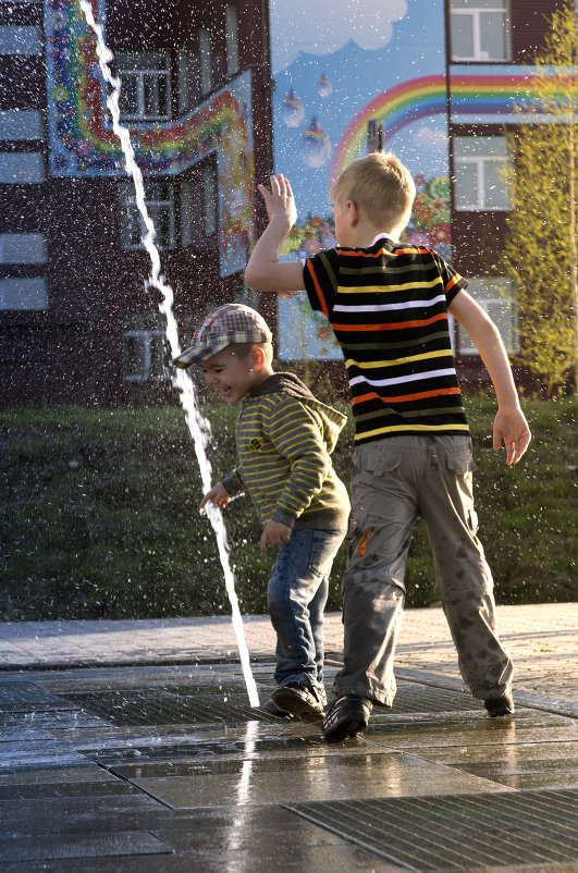 Детишки резвятся возле фонтана - Наталья Отраковская