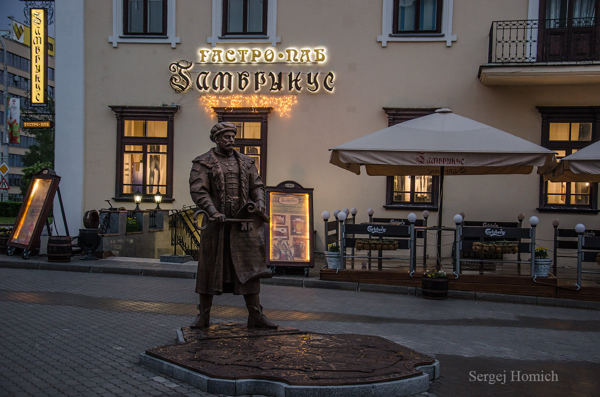 Скульптура войта (главы магистрата) на площади Свободы. - Сергей и Ирина Хомич