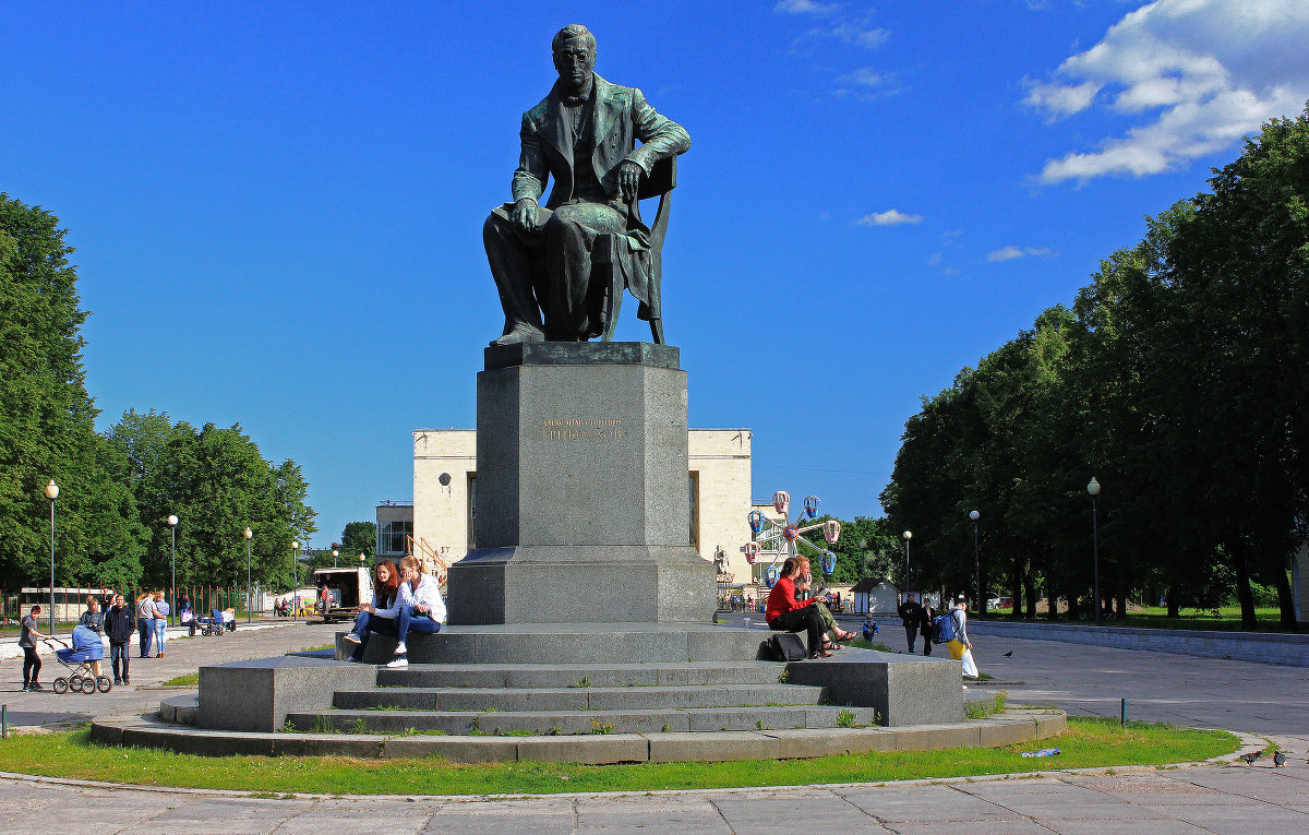 Памятник Грибоедову на Пионерской Площади. - Александр Лейкум