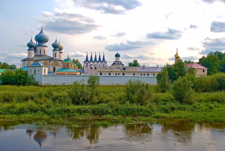 Золотая осень Тихвин монастырь Успенский