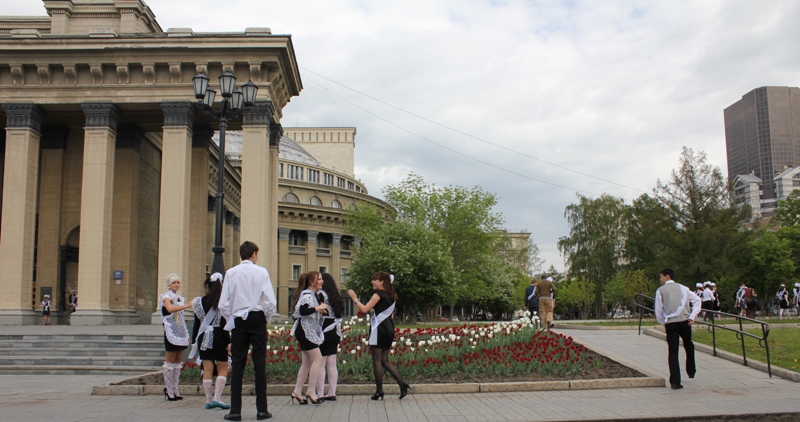 Выпускники у НГАТОиБ - Наталья Золотых-Сибирская