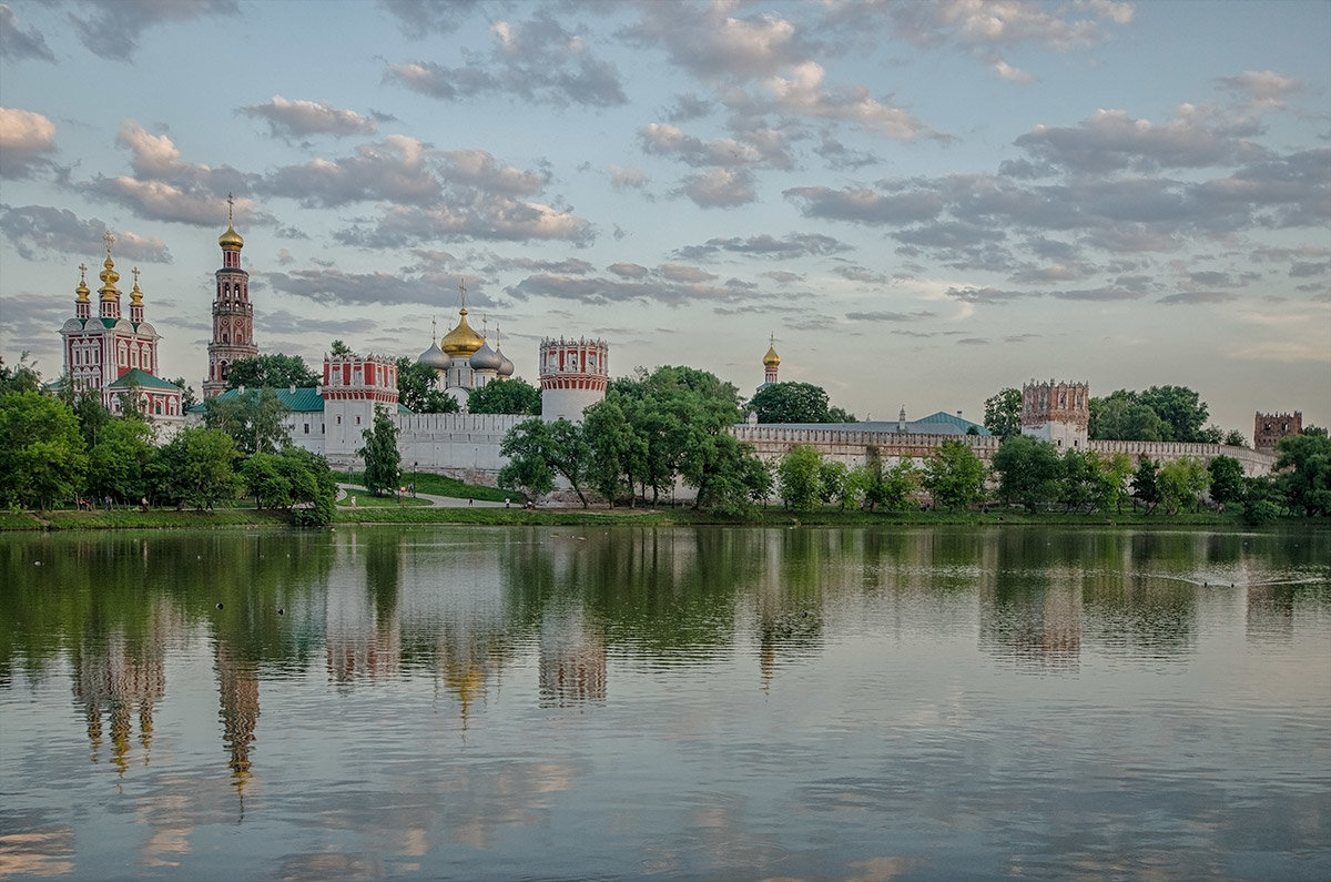 Новодевичий монастырь на закате - Владимир Горубин