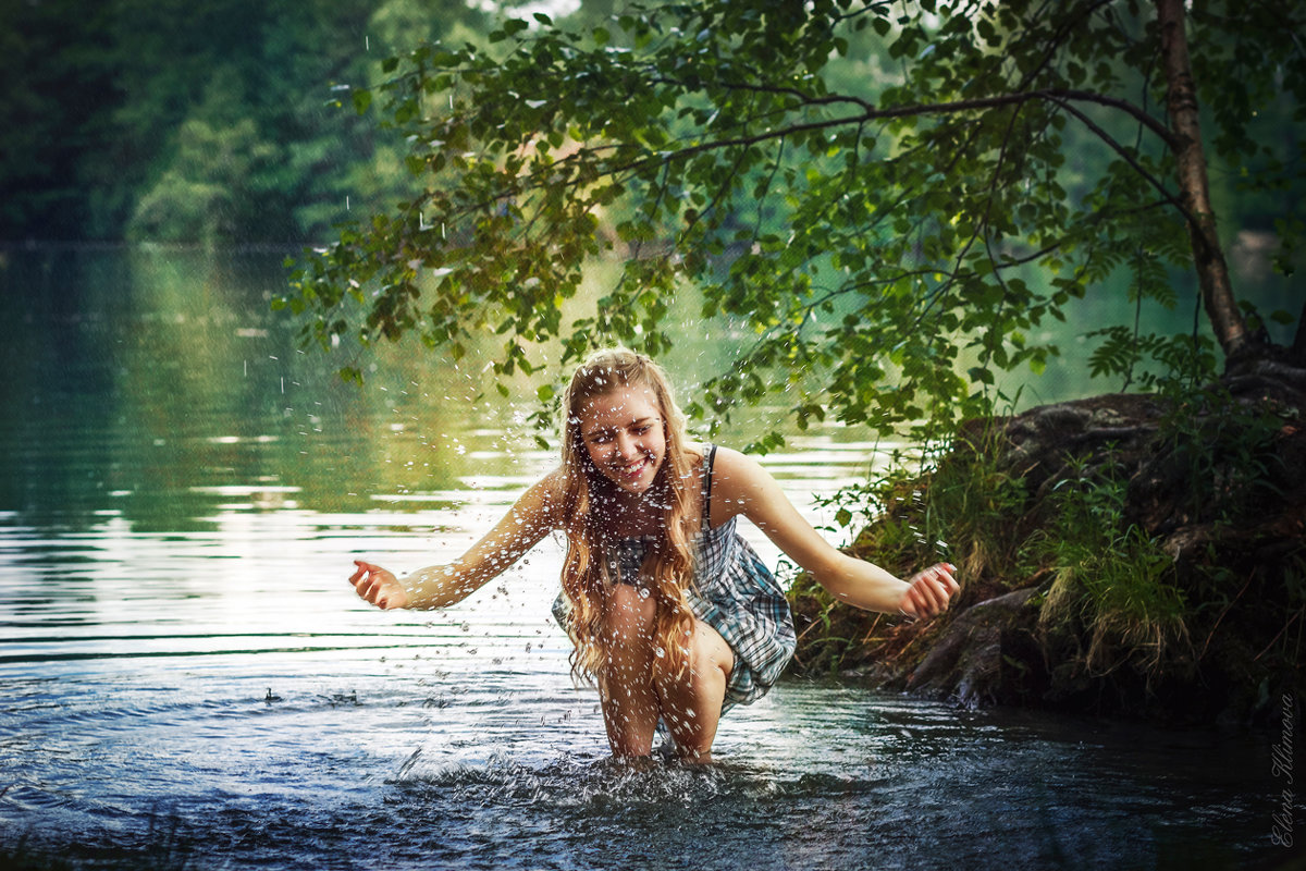 Девочка 8 лет на озере