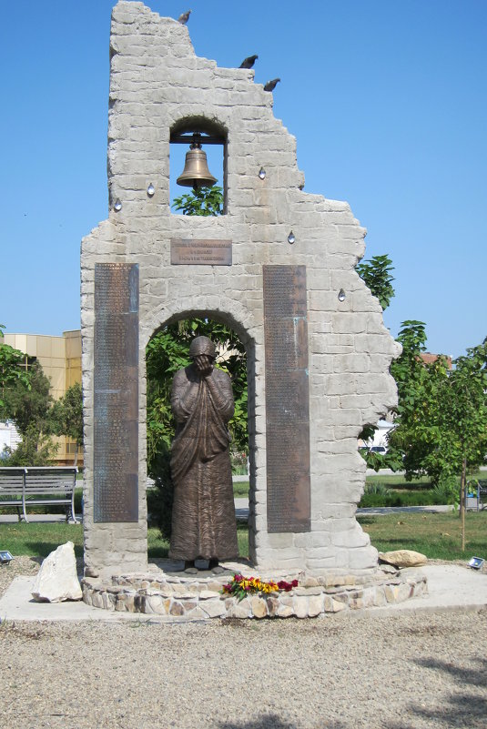 Памятник погибшим в наводнении в Крымске - Людмила Монахова