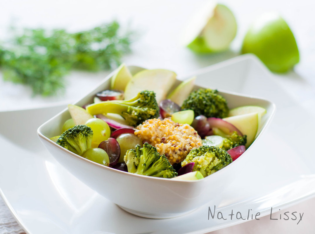 Яблочный салат с брокколи и пикантным имбирным соусом - Натали Лисси