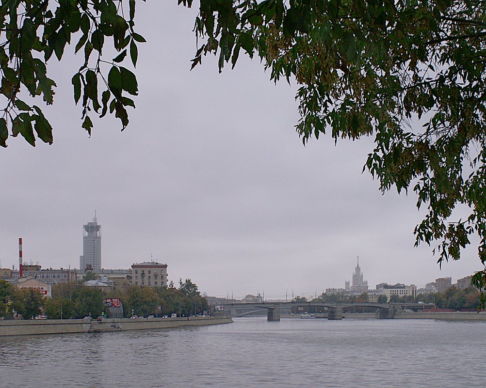Москва-река с Симоновской набережной в дождливый день - Сергей Антонов