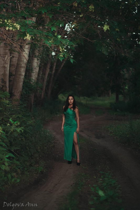 Девушка в лесу - Анна Долгова