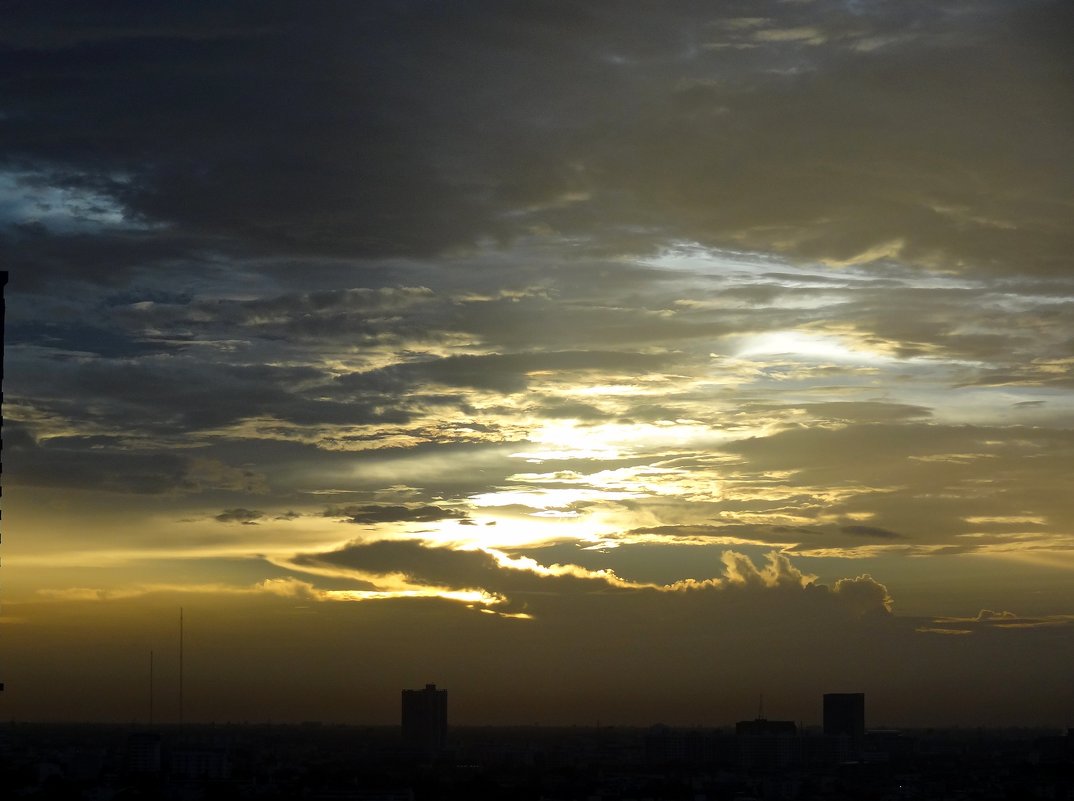 Вечернее небо Бангкока - Юрий Жарский