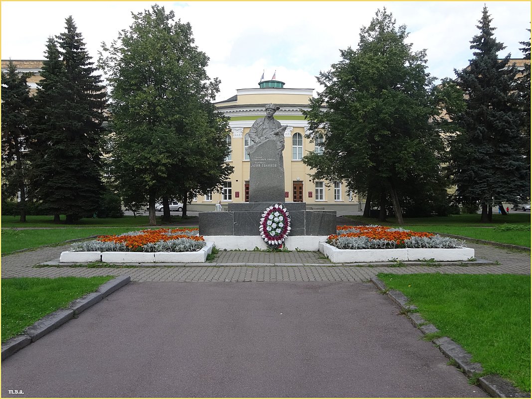 Памятник Лёни Голикова на площади в Великом Новгороде - Вера 