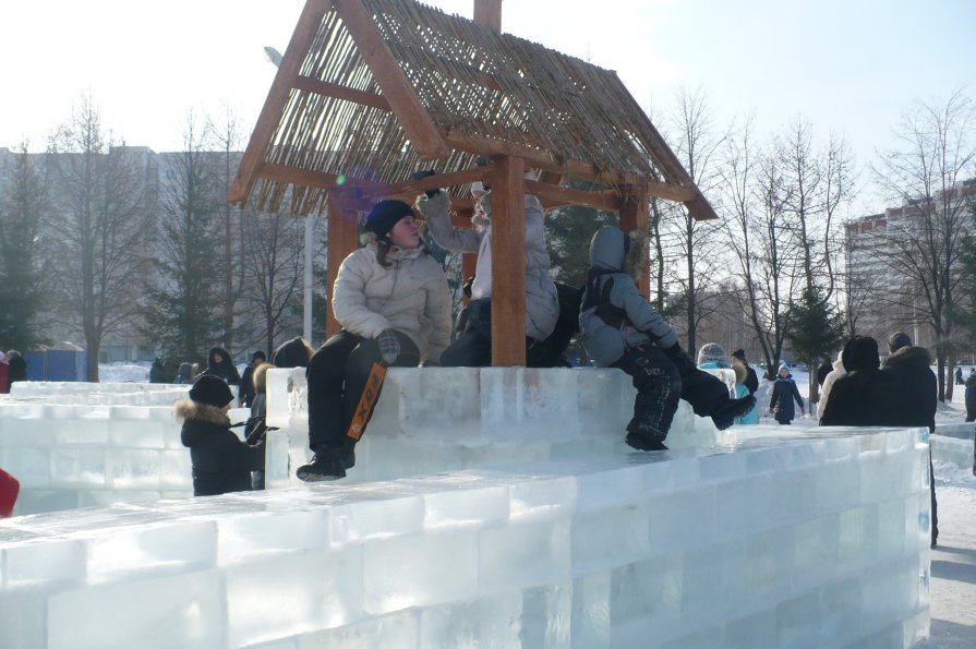 Детишки  в домике на Масленице 2012 - Батыргул (Батыр) Шерниязов