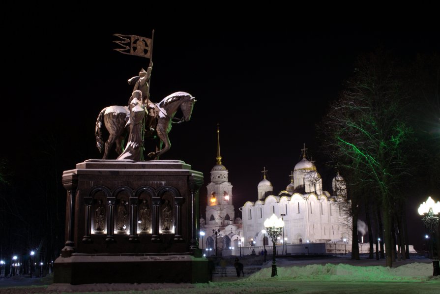 памятник князю Владимиру Красное Солнышко и святителю Федору на фоне Успенского собора - Денис Шерышев