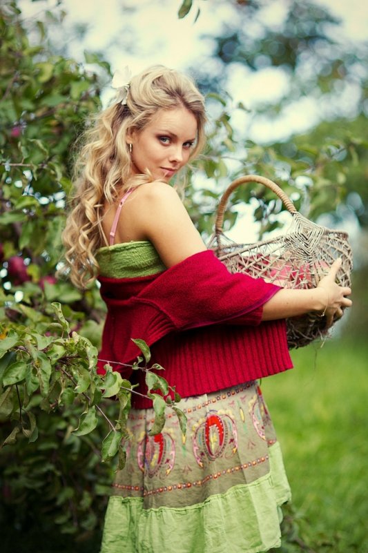 Девушка с яблоками - Наталия Жмерик