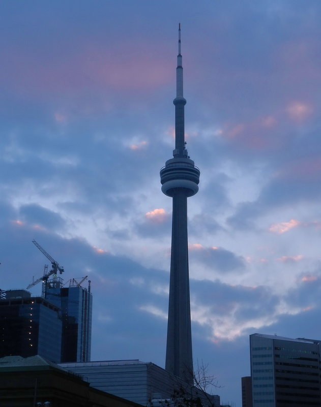 Башня CN (Торонто) в лучах заката... - Юрий Поляков