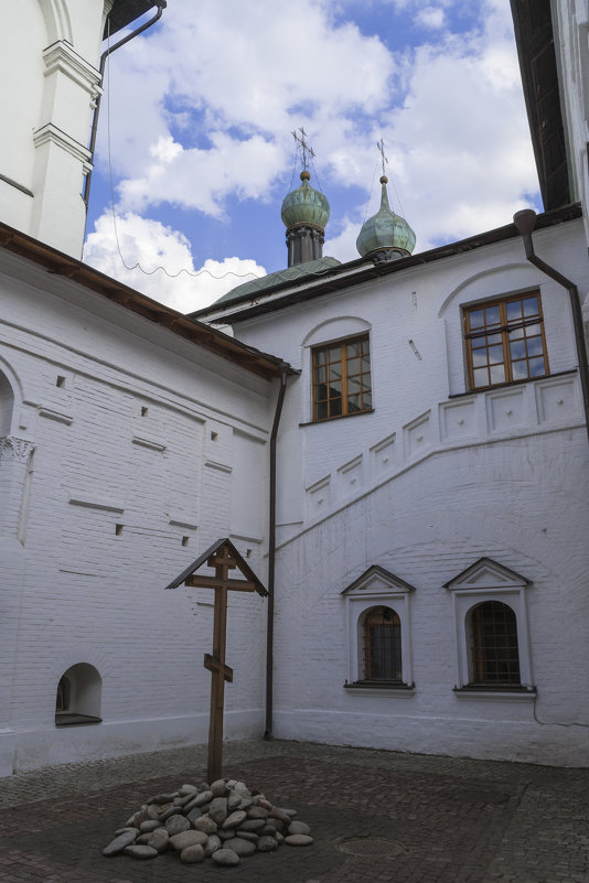 Вид внутреннего двора в монастыре - Сергей Sahoganin