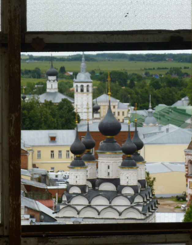 в окне колокольни  -  купола  Лазаревской   церкви - Galina Leskova