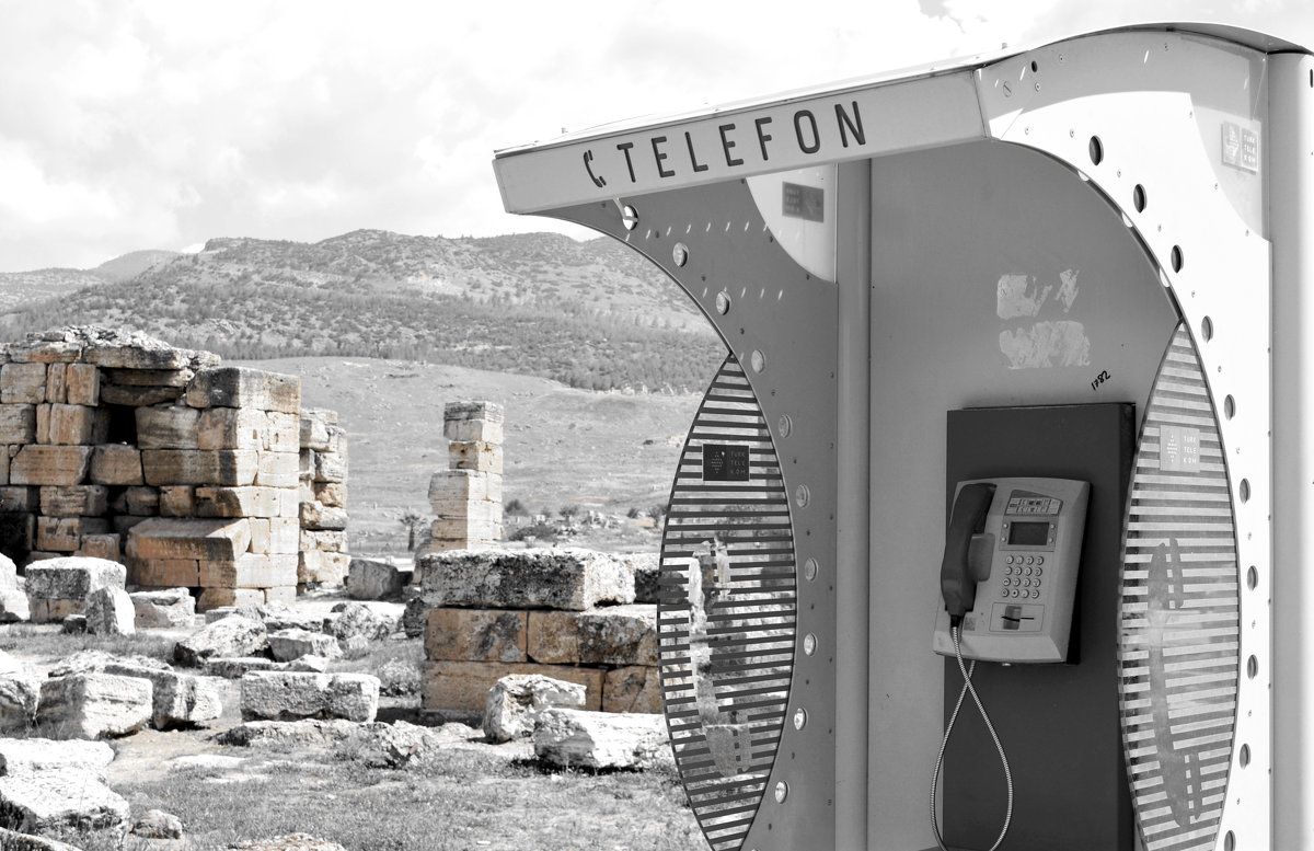 Телефонная будка в античном городе - Эрик Делиев