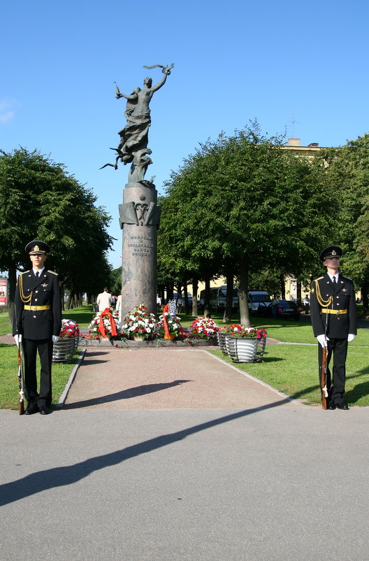 Памятник морякам - Лев Мельников