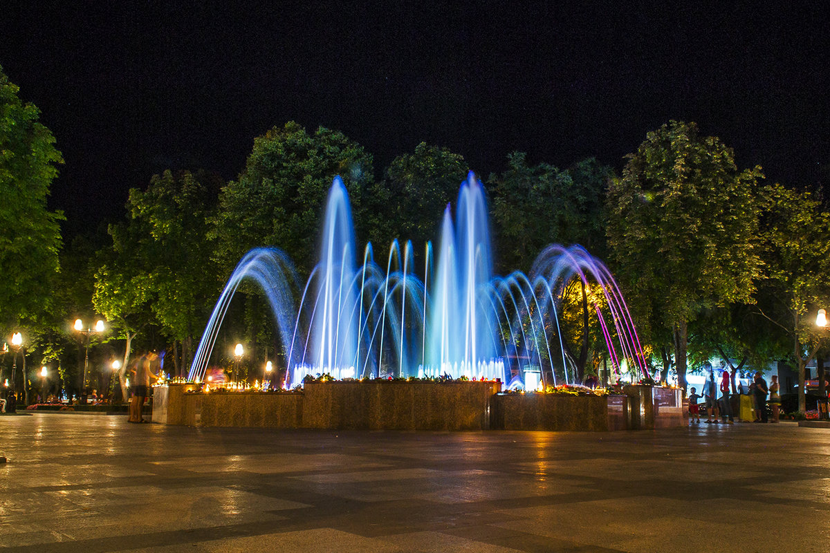 Кременчугский фонтан полностью обложенный живыми цветами и свечами, в память мэра Олега Бабаева - Богдан Петренко